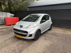 Peugeot 107 1.0 12V NLaut 68PK 3DR 2011 Grijs Zomer & Winter, Auto's, Voorwielaandrijving, Euro 5, Stof, 4 stoelen