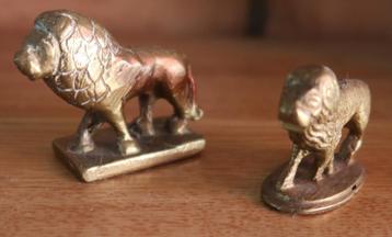 Twee kleine goudkleurige metalen leeuwen op voet beschikbaar voor biedingen
