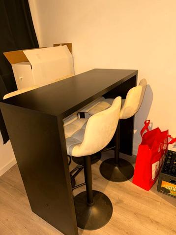 Bar tafel met 4 stoelen  beschikbaar voor biedingen
