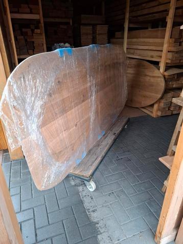 Een eiken Deens ovaal tafelblad  beschikbaar voor biedingen