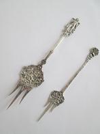 2 antiek zilveren cakeprikkers. Hooijkaas en Dahlia, Antiek en Kunst, Ophalen of Verzenden, Zilver