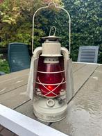 Koude Oorlog olielamp met rood glas en verduistering kap, Antiek en Kunst, Antiek | Lampen, Ophalen of Verzenden