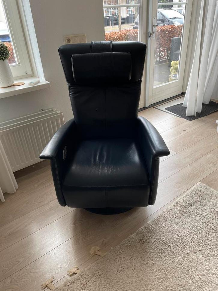 Donkerblauwe leren  elektrische Prominent Sta Op Stoel Leer, Huis en Inrichting, Fauteuils, Zo goed als nieuw, Leer, 75 tot 100 cm