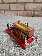Zelfgemaakte Stoommachine op rood tableau, Verzamelen, Ophalen of Verzenden, Gebruikt