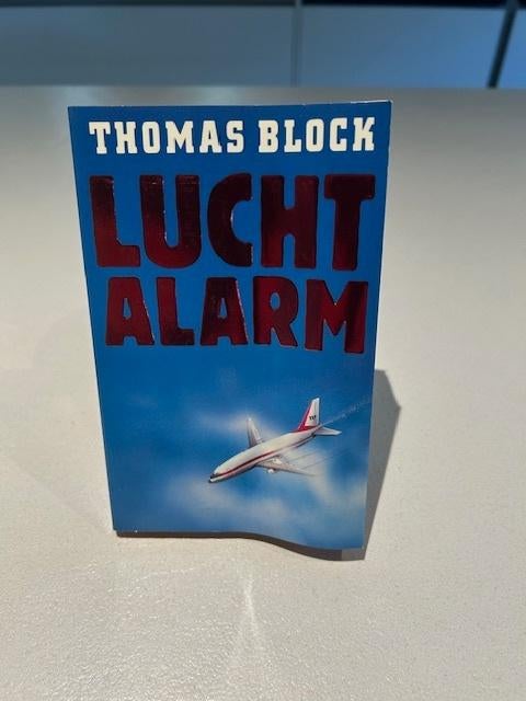 Luchtalarm, Boeken, Thrillers, Zo goed als nieuw, Wereld overig, Ophalen of Verzenden