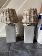2 tafellampen betonnen voet rieten kap, Huis en Inrichting, Lampen | Tafellampen, Ophalen, Zo goed als nieuw, Minder dan 50 cm