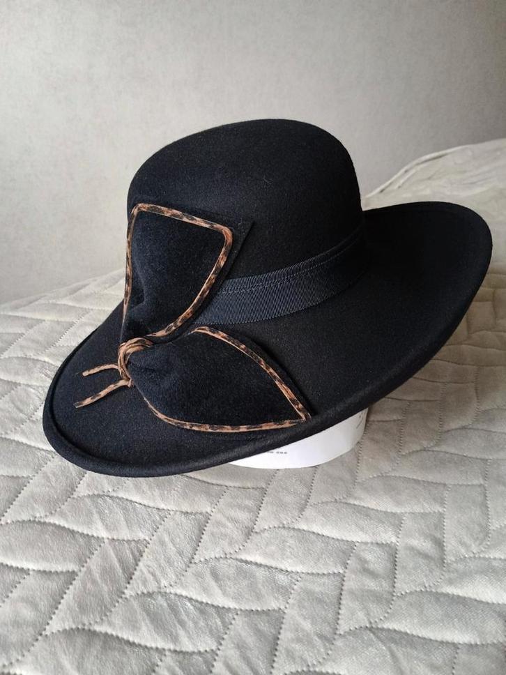 Mooie donkerblauwe hoed met bruin detail op strik, Kleding | Dames, Hoeden en Petten, Zo goed als nieuw, Hoed, 56 of 57 cm (M, 7 of 7⅛ inch)