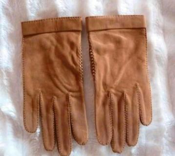 Cognackleurige suède designer handschoenen van Roger Faré beschikbaar voor biedingen