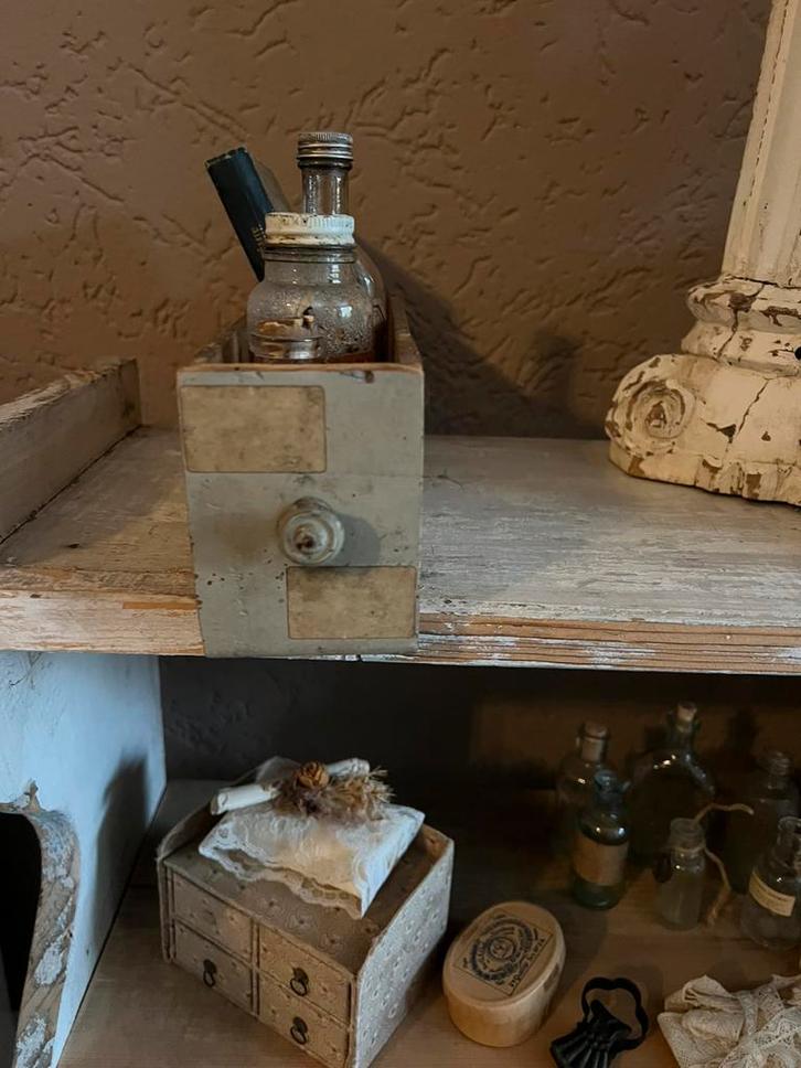 Een oud smal laatje met oude flesjes en oud boekje, Antiek en Kunst, Curiosa en Brocante, Ophalen of Verzenden