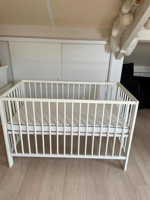 Babybed in hoogte verstelbaar perfecte staat, Kinderen en Baby's, Babywiegjes en Ledikanten, Zo goed als nieuw, Ledikant, Ophalen