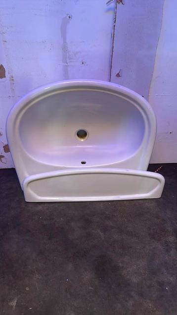 Wasbak met schapje beschikbaar voor biedingen