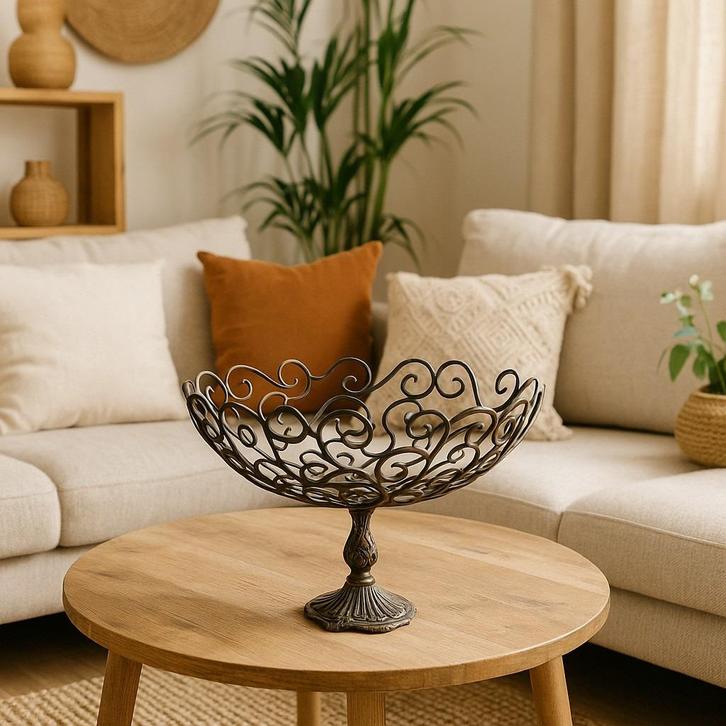 Decoratieve metalen schaal op voet, Huis en Inrichting, Woonaccessoires | Schalen en Manden, Rond, Overige materialen, Ophalen of Verzenden