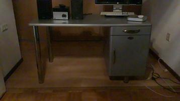 Bureau Malibu beschikbaar voor biedingen