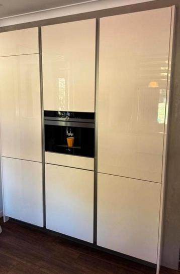 Nobilia hoekkeuken+3 wandenkasten greeploos incl.apparatuur! beschikbaar voor biedingen