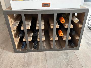 Houten wijnrek met stalen accent voor 15 flessen beschikbaar voor biedingen