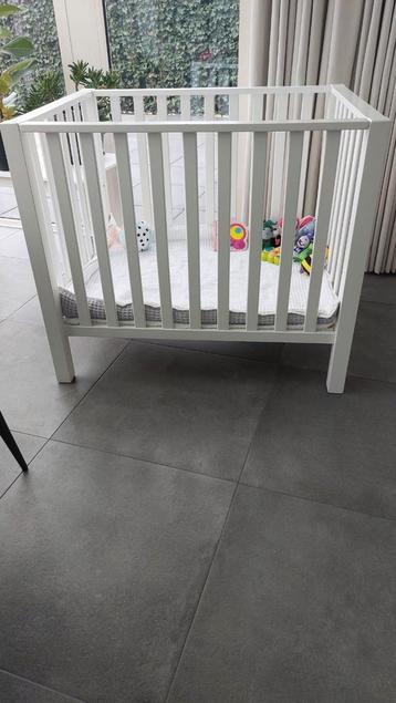 Babybox met verstelbare bodem en boxkleed  beschikbaar voor biedingen