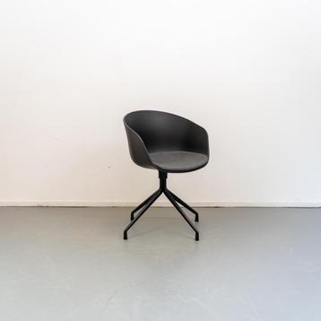 2 Hay stoel About a Chair AAC 22 Zwart met kussen beschikbaar voor biedingen