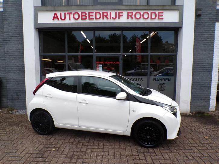 Toyota Aygo 1.0 VVT-i x-play AIRCO,LED,CAMERA,NIEUWE APK !, Auto's, Toyota, Te koop, Aygo, ABS, Achteruitrijcamera, Airbags, Airconditioning