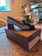 Chie Mihara Loafers Carre Strik pied-de-poule, Ophalen of Verzenden, Zo goed als nieuw, Zwart