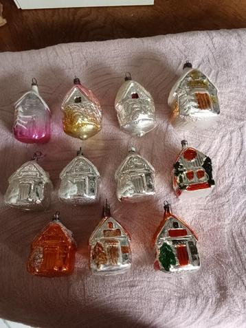 Prachtige antieke glazen kerstbal huisjes beschikbaar voor biedingen