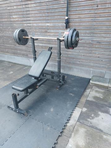 Verstelbare halterbank met stang en gewichten  beschikbaar voor biedingen