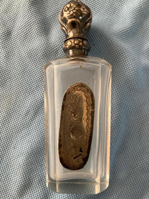 Antiek parfumflesje – glas met zilveren dop & gravure, Verzamelen, Parfumverzamelingen, Gebruikt, Parfumfles, Ophalen