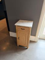 Oud grenen nachtkastje met marmeren blad, Huis en Inrichting, Ophalen, Minder dan 50 cm, Zo goed als nieuw, Met lade(s)