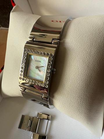 Guess dames horloge, parelmoer, zirkonia, Japans, zgan. beschikbaar voor biedingen