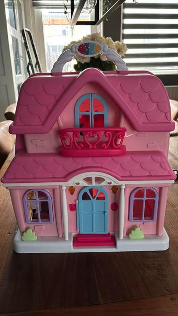 Poppenhuis met licht en geluid (deurbel)  beschikbaar voor biedingen