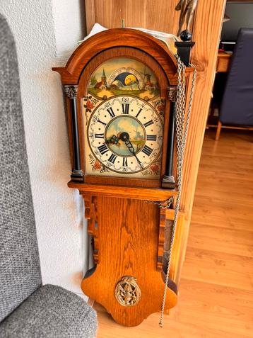 Antieke Wandklok met Decoratie beschikbaar voor biedingen