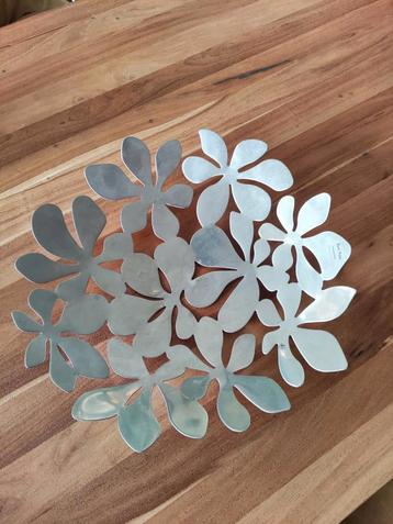 Bloemen fruitschaal beschikbaar voor biedingen