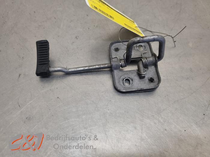 Motorkap hendel van een Volkswagen Crafter, Auto-onderdelen, Carrosserie en Plaatwerk, Volkswagen, Gebruikt, 3 maanden garantie