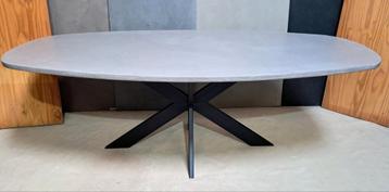Industriële betonstuc eettafel in deens ovaal beschikbaar voor biedingen