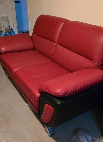 Stijlvolle Rode Tweezitsbank beschikbaar voor biedingen