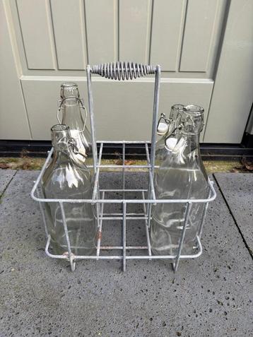 Antiek / brocante flessenrek met 4 flessen beschikbaar voor biedingen