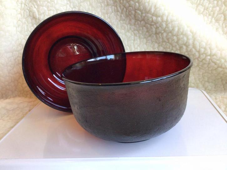 2 grote arcoroc schalen, robijn rood., Antiek en Kunst, Antiek | Glas en Kristal, Ophalen of Verzenden