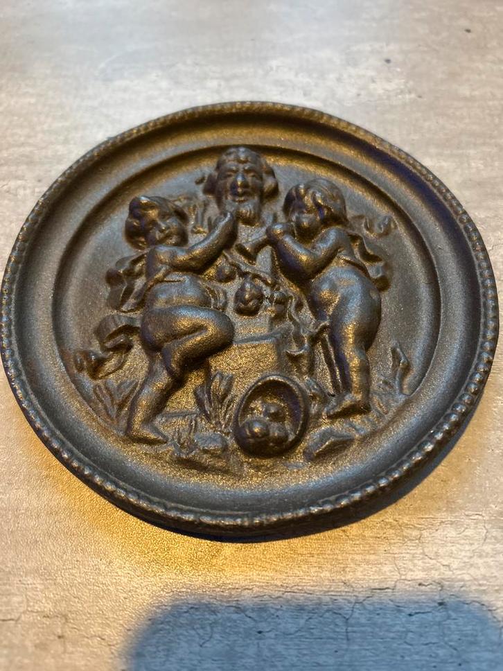 Etna Gietijzeren Bord - Engelen Voorstelling 14,5 cm, Antiek en Kunst, Antiek | Wandborden en Tegels, Ophalen of Verzenden