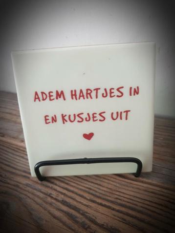 Tekst tegel "Adem hartjes in" beschikbaar voor biedingen