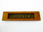 Oude kleine brievenbusklep met daarop brieven, Ophalen of Verzenden, Antiek curiosa woonaccessoires gereedschap deurbeslag