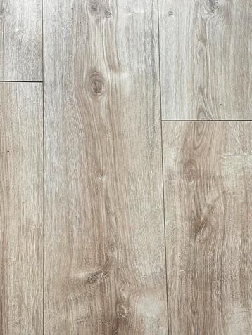 Kliklaminaat vloer ca. 50 m2 beschikbaar voor biedingen