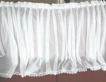 1 Witte vitrage strook van 73 cm hoog en 170 cm breed beschikbaar voor biedingen