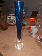 Blauwe vaas met glazen voet, Ophalen