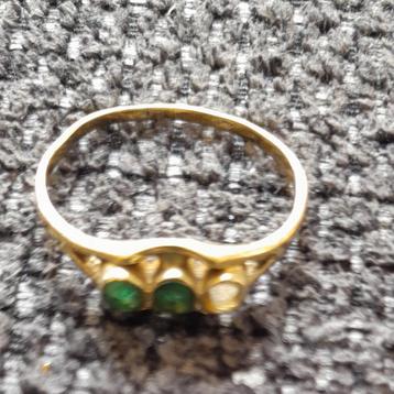 Prachtige gouden ring met 2 smaragden. Ik mis 1 steentje  beschikbaar voor biedingen