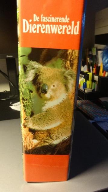 Dieren naslagwerk beschikbaar voor biedingen