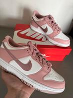 Nike dunk low pink velvet (GS) 39 2x 38,5, Kleding | Dames, Schoenen, Nieuw, Nike, Ophalen of Verzenden, Roze