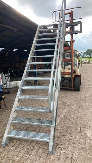 Stalen trap beschikbaar voor biedingen