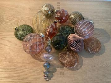 diverse glazen kerstballen beschikbaar voor biedingen