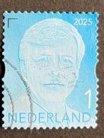 Postzegel Nederland 2025 Willem Alexander blauw, Postzegels en Munten, Postzegels | Nederland, Ophalen of Verzenden, Na 1940, Gestempeld