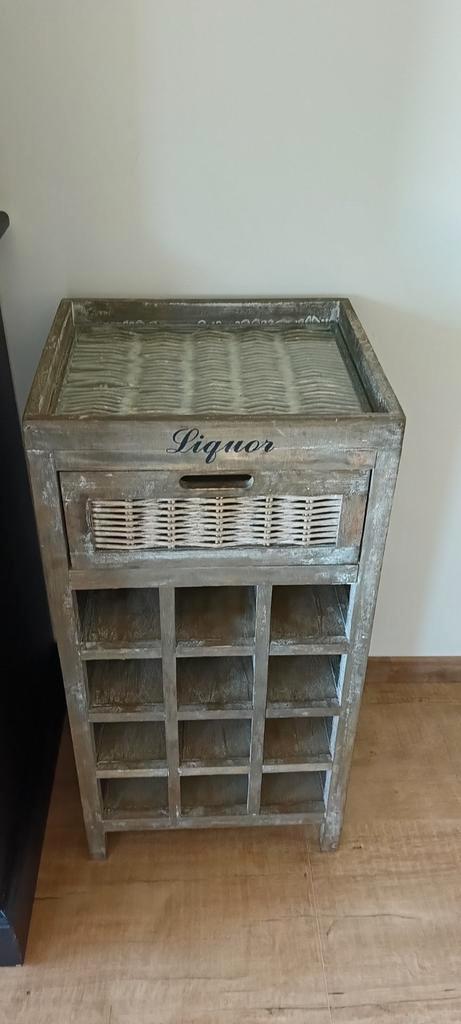 Rustiek wijnrek / drankkastje  – met lade en rotan details, Huis en Inrichting, Woonaccessoires | Wijnrekken, Gebruikt, Minder dan 50 cm