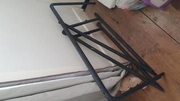 Kledingrek met wieltjes beschikbaar voor biedingen